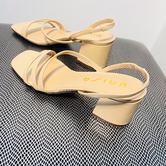 Unisa Shoes - UNISA unMeme Patient Vegan Leather Strappy Sandal in Light Natural Size: 7.5